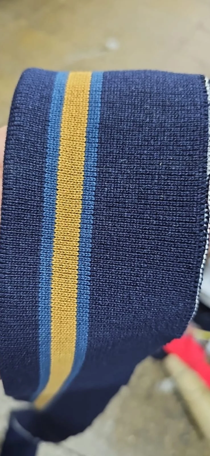 Tejido azul marino con franjas amarillas y celestes